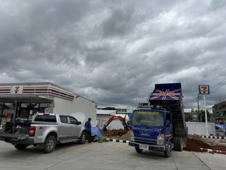 รถแม็คโครรับจ้างลาดกระบัง